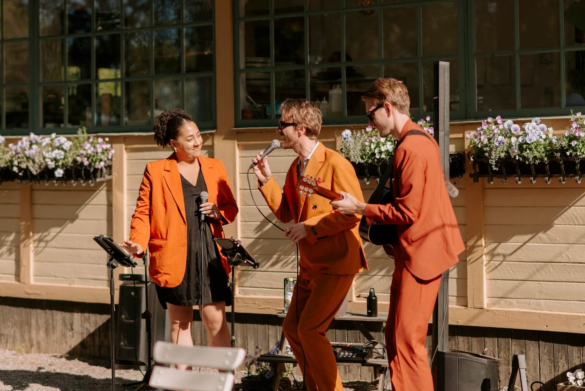 Hyra band till bröllop - Bröllopsband spelar livemusik vid vigsel och fest - Boka band till bröllop
